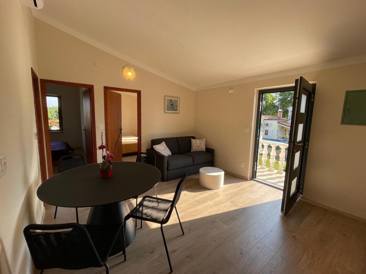 Apartmani Martina โปเรช ภายนอก รูปภาพ