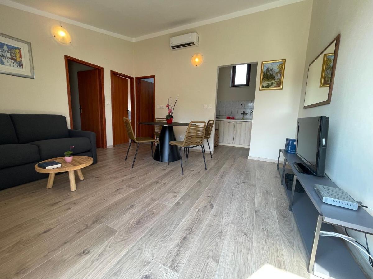 Apartmani Martina โปเรช ภายนอก รูปภาพ
