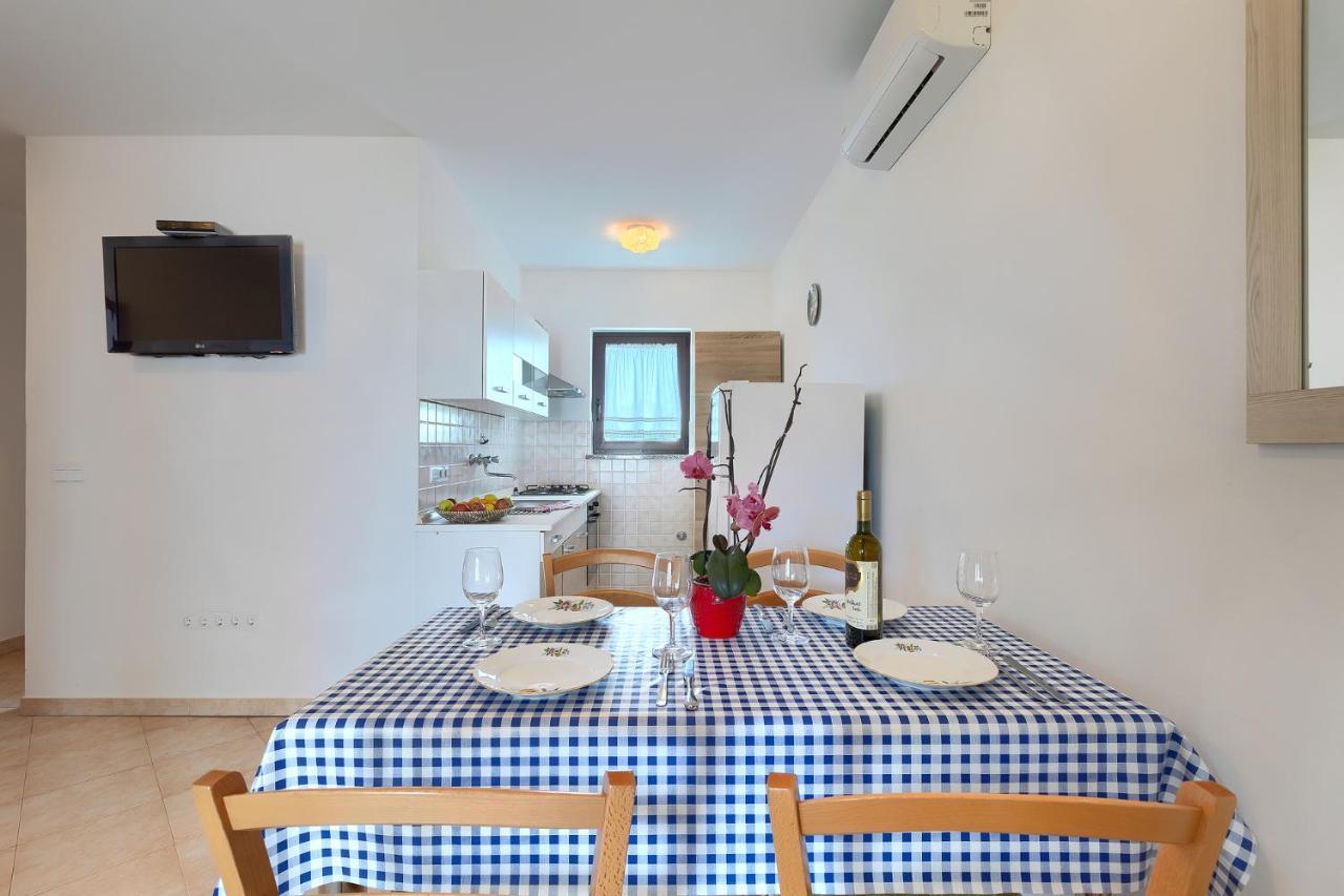 Apartmani Martina โปเรช ภายนอก รูปภาพ