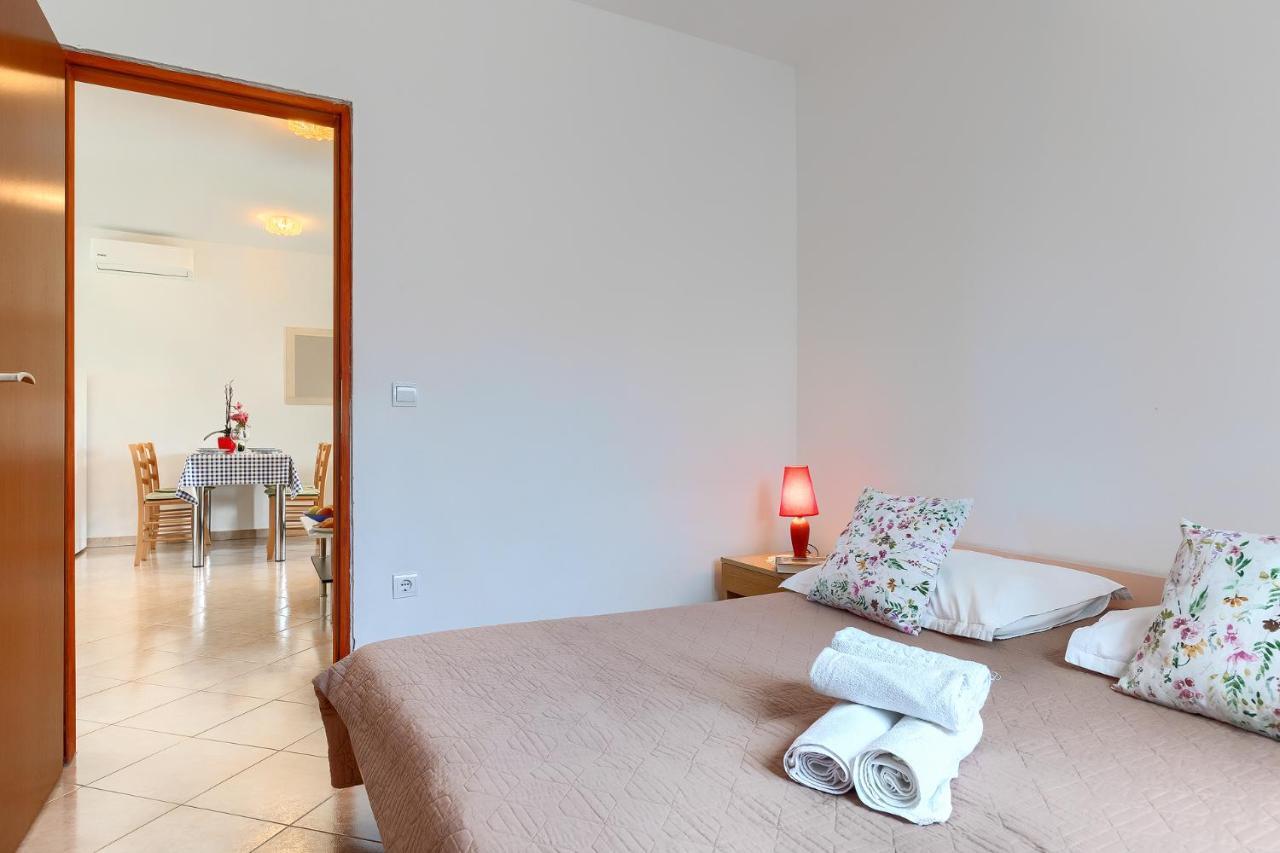 Apartmani Martina โปเรช ภายนอก รูปภาพ