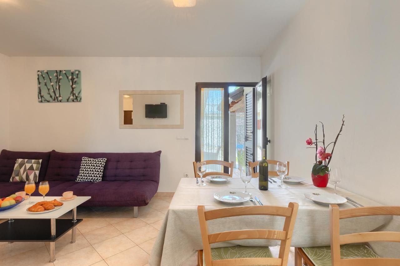 Apartmani Martina โปเรช ภายนอก รูปภาพ