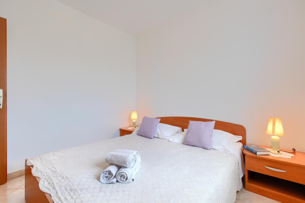 Apartmani Martina โปเรช ภายนอก รูปภาพ