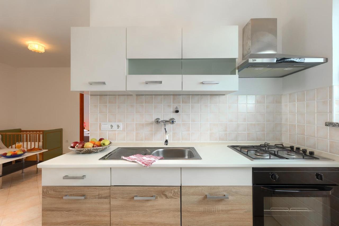 Apartmani Martina โปเรช ภายนอก รูปภาพ