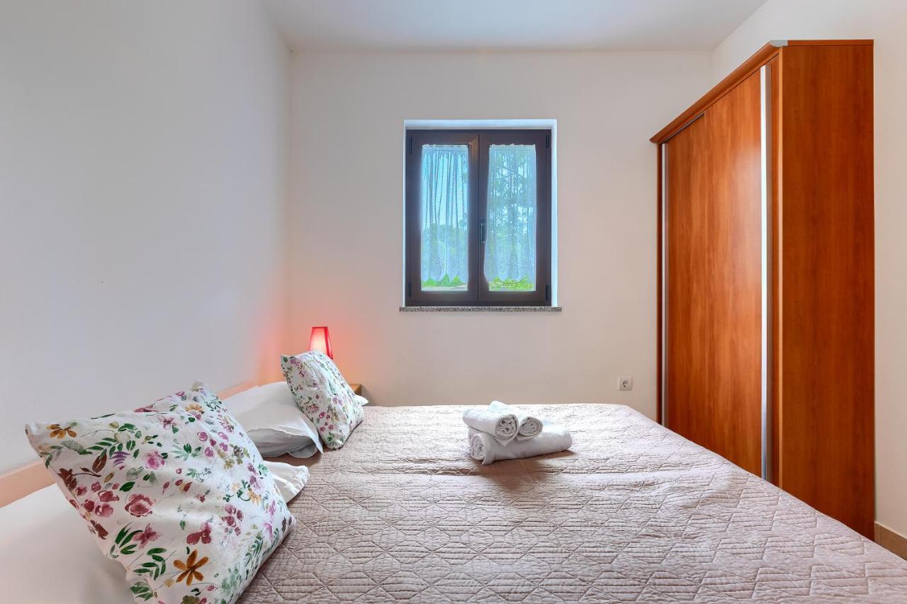 Apartmani Martina โปเรช ภายนอก รูปภาพ