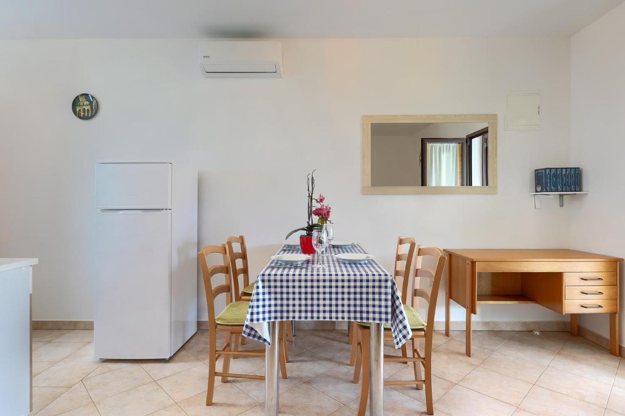 Apartmani Martina โปเรช ภายนอก รูปภาพ